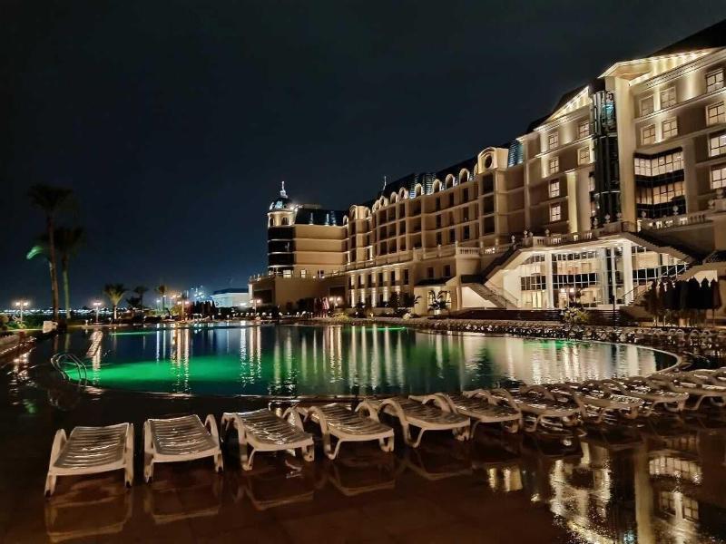 Tolip El Forsan Hotel Ismailia Exterior photo The hotel at night