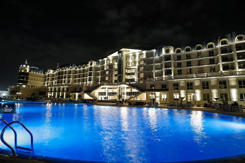 Tolip El Forsan Hotel Ismailia Exterior photo The hotel at night